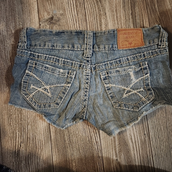 SHORTS - Picture 3 of 4